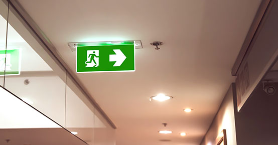 instalacje oświetlenia awaryjnego ewakuacyjnego