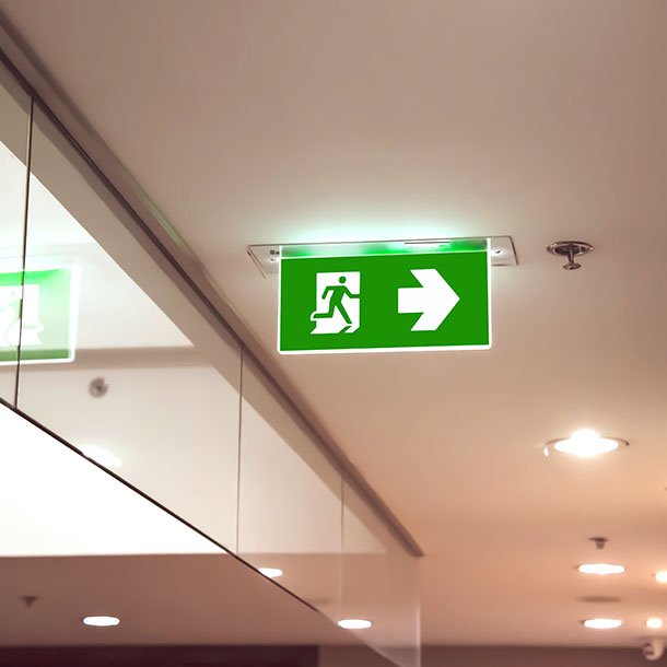 instalacje oświetlenia awaryjnego ewakuacyjnego