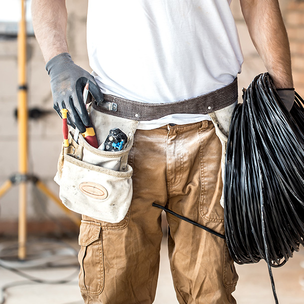 elektryk kładący kable