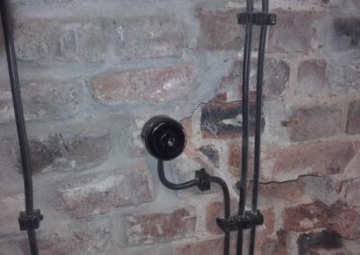 porcelanowy przełącznik światła loftowej instalacji elektrycznej natynkowej