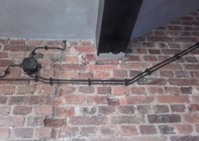 instalacja natynkowa, loft i cegły